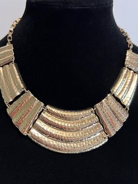 Gold-Tone Hammered Metal Statement Bib Necklace Vintage Retro Fashion Jewelry